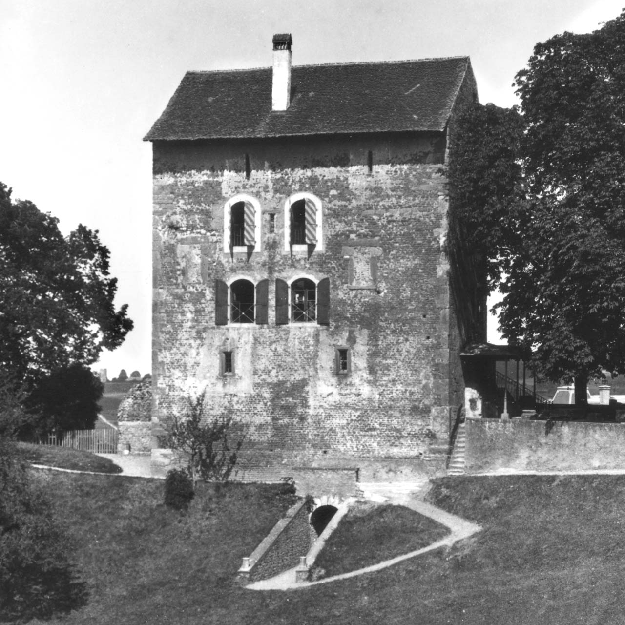 Mittelalterlicher Turm über dem Amphitheater