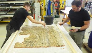 Fragment de la mosaïque Jaune en cours de restauration par Noam Storrer (civiliste) et Francesco Valenti (conservateur-restaurateur) Fragment de la mosaïque Jaune en cours de restauration par Noam Storrer (civiliste) et Francesco Valenti (conservateur-restaurateur)