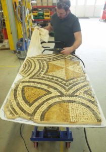 Fragment de la mosaïque Jaune en cours de restauration par Francesco Valenti (conservateur-restaurateur) Fragment de la mosaïque Jaune en cours de restauration par Francesco Valenti (conservateur-restaurateur)