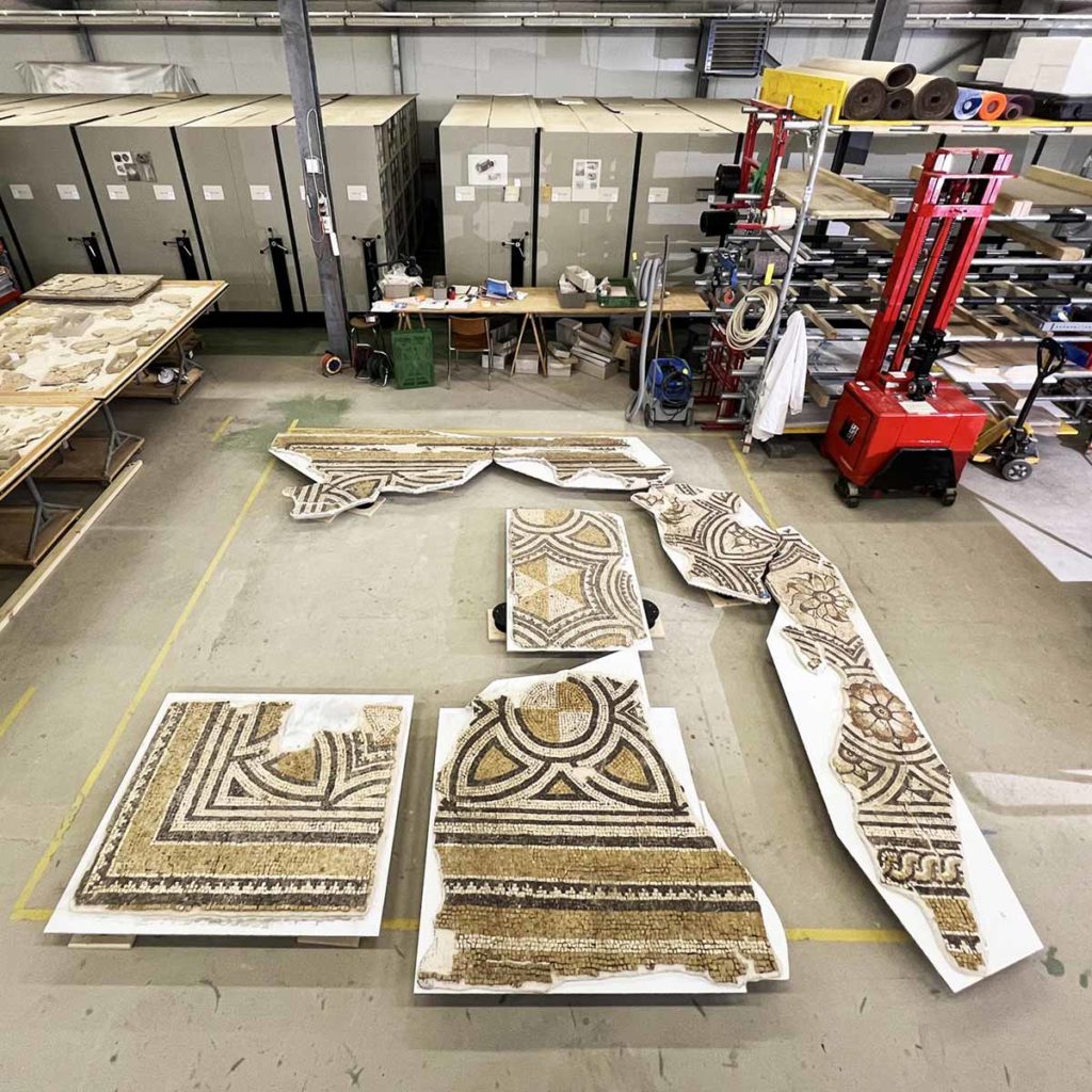 Mise en position des fragments restaurés de la mosaïque Jaune Mise en position des fragments restaurés de la mosaïque Jaune