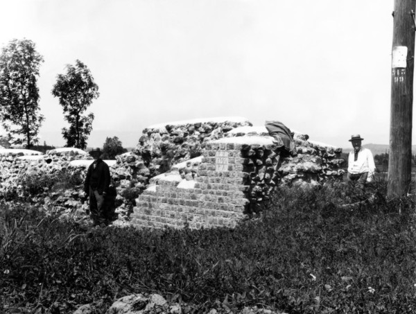 Avenches, restauration au mur d’enceinte vers 1900 Avenches, restauration au mur d’enceinte vers 1900
